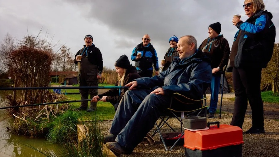 Acara Fish and Chat yang diselenggarakan oleh Cast a Thought di Mousehole Lakes, Kent, Inggris.Fotografer: Emli Bendixen untuk Bloomberg Businessweek
