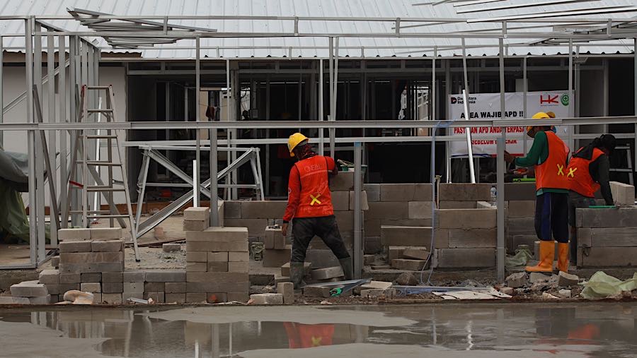 Pembangunan hunian ini sekaligus untuk menata kawasan bantaran rel agar lebih tertib, aman, dan nyaman bagi masyarakat. (Bloomberg Technoz/Andrean K)