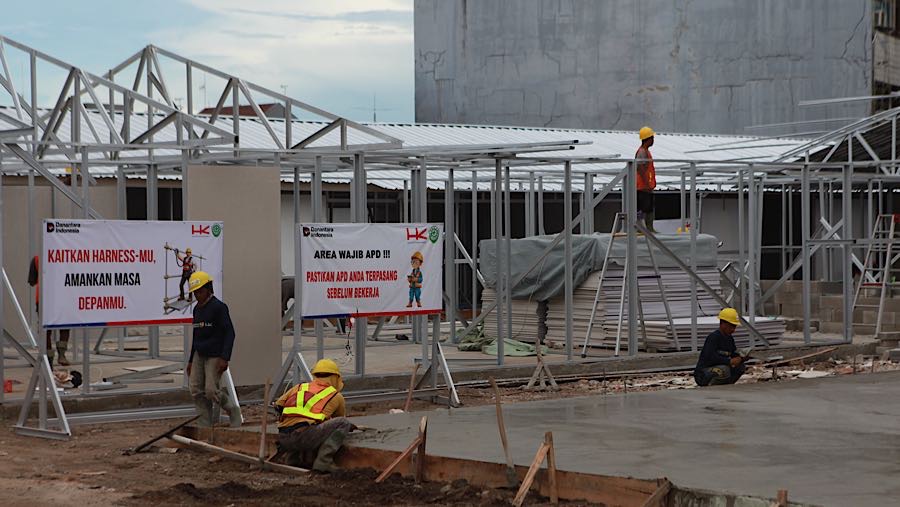 Pekerja menyelesaikan pembangunan hunian relokasi bagi warga bantaran rel di Senen, Jakarta Pusat, Kamis (9/4/2026). (Bloomberg Technoz/Andrean K)