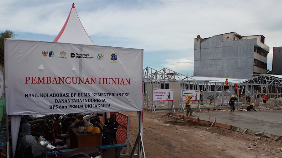 Kunjungan tersebut membawa harapan baru bagi warga setempat untuk mendapatkan hunian layak. (Bloomberg Technoz/Andrean Kristianto)