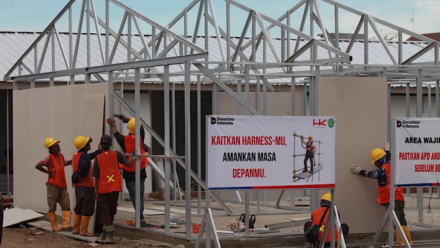 Pemerintah saat ini tengah membangun hunian relokasi bagi warga bantaran rel di wilayah Senen, Jakarta Pusat. (Bloomberg Technoz/Andrean K)