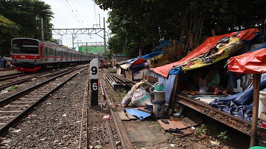 Selain Seger, beberapa warga juga menempati bangunan-bangunan semi permanen dengan keterbatasan ruang, keamanan, dan kenyamanan. 