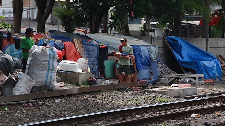 Harapan untuk mendapatkan hunian layak mulai muncul setelah kunjungan Presiden Prabowo ke kawasan bantaran rel tersebut. 