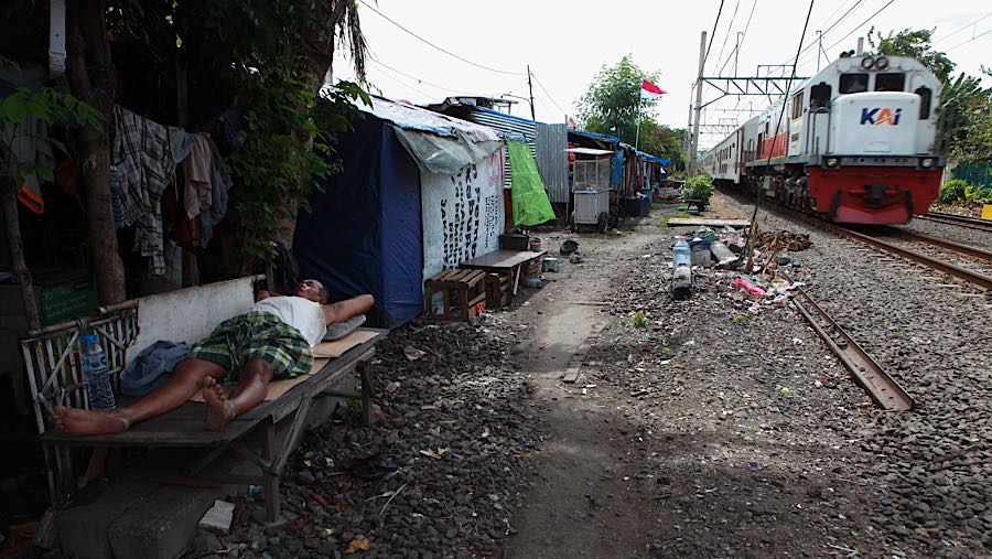 Hunian layak masih sulit dijangkau oleh warga kurang mampu, terutama yang tinggal di bantaran rel kereta api. (Bloomberg Technoz/Andrean Kristianto)
