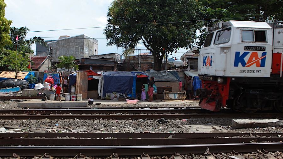 Kereta api melintas disamping pemukiman warga di Tanah Tinggi, Jakarta Pusat, Kamis (9/4/2026). (Bloomberg Technoz/Andrean Kristianto)