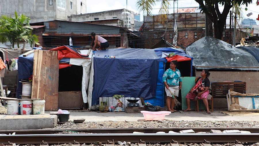 Warga beraktivitas di dekat tempat tinggalnya yang berada bantaran rel di Tanah Tinggi, Jakarta Pusat, Kamis (9/4/2026). (Bloomberg Technoz/Andrean K)