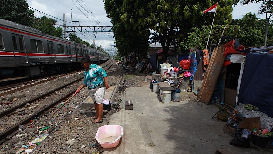 Salah satunya Seger (45) warga bantaran rel yang telah tinggal di wilayah Tanah Tinggi, Jakarta Pusat sejak ia berusia 7 tahun. (Bloomberg Technoz)