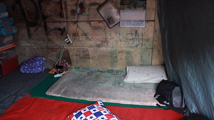 Seger bersama anak dan cucunya tinggal dibangunan semi permanen dengan lua sekitar 2x2 meter dengan kondisi sederhana. (Bloomberg Technoz/Andrean)