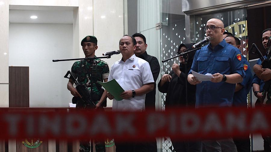 Dirdik Jampidsus Kejagung Syarief Sulaemandi (kanan) bersama Kapuspenkum Kejagung Anang Supriatna (tengah) memberikan keterangan pers, Kamis (9/4). 