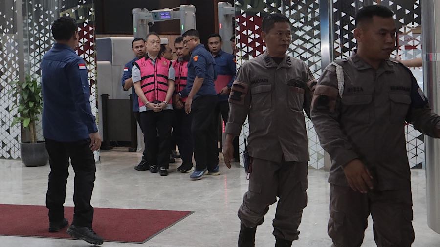 Tersangka dugaan pengadaan minyak mentah dan produk kilang Petral tahun 2008-2015 berjalan di Kejagung, Kamis (9/4/2026). (Bloomberg Technoz/Andrean)