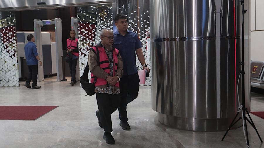 Sedangkan untuk salah satu tersangka dengan inisial BBG, berdasarkan hasil pemeriksaan kesehatan, maka dilakukan penahanan kota. (Bloomberg Technoz)