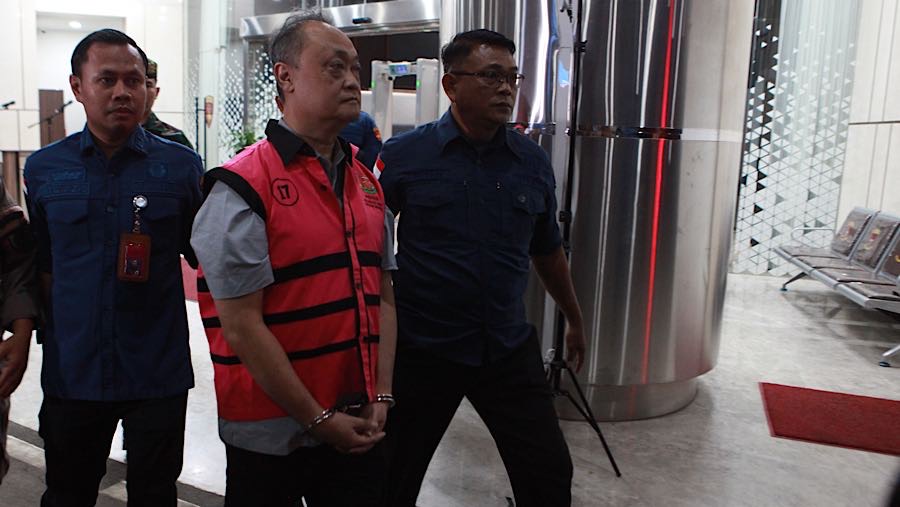 Tersangka dugaan pengadaan minyak mentah dan produk kilang Petral tahun 2008-2015 berjalan di Kejagung, Kamis (9/4/2026). (Bloomberg Technoz/Andrean)