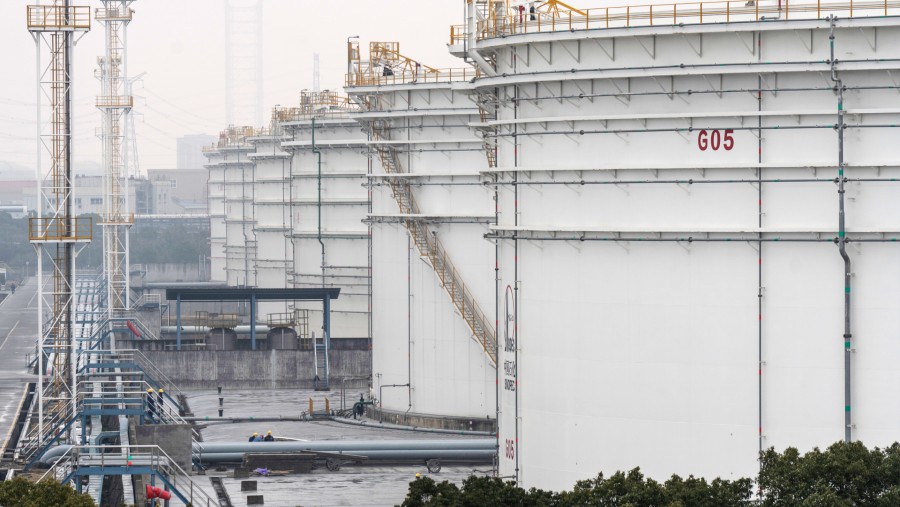 Tangki penyimpanan minyak di fasilitas China Petroleum & Chemical Corp. dekat Ningbo, China. (Fotografer: Qilai Shen/Bloomberg)
