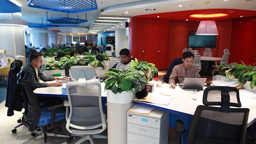 Kebijakakam WFH diterapkan bagi Aparatur Sipil Negara (ASN) di lingkungan Pemprov DKi Jakarta. (Bloomberg Technoz/Andrean Kristianto)