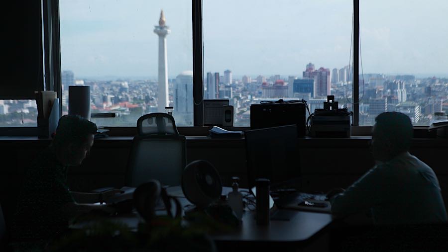 Mereka ada yang tetepa bekerja dinkantor sesuai SE Gubernur DKI Jakarta, Pramono Anung, dengan ketentuan 25 hingga 50 persen ASN bekerja dari rumah.
