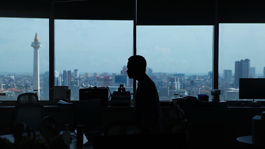 ASN Pemprov DKI beraktivitas di Balaikota Jakarta, Jumat (10/4/2026). (Bloomberg Technoz/Andrean Kristianto)