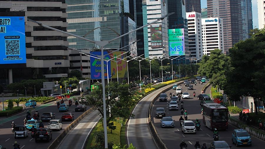 Suasana lalu lintas kendaraan di jalan Jend. Sudirman, Jakarta, Jumat (10/4/2026). (Bloomberg Technoz/Andrean Kristianto)
