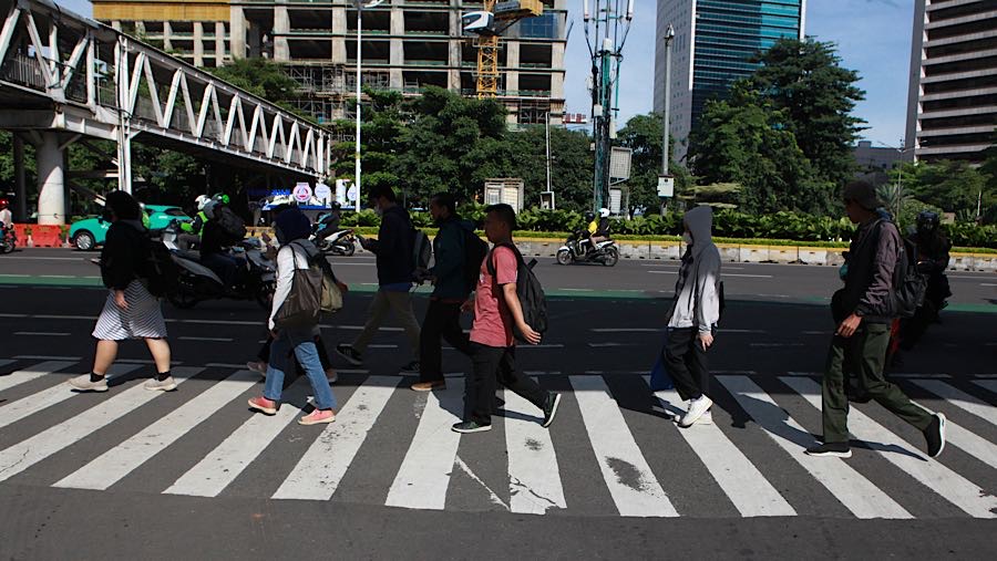 Namun tak semua pegawai swasta menerapkan WFH karena kebijakan ini bersifat imbauan/fleksibel, bukan wajib. (Bloomberg Technoz/Andrean Kristianto)