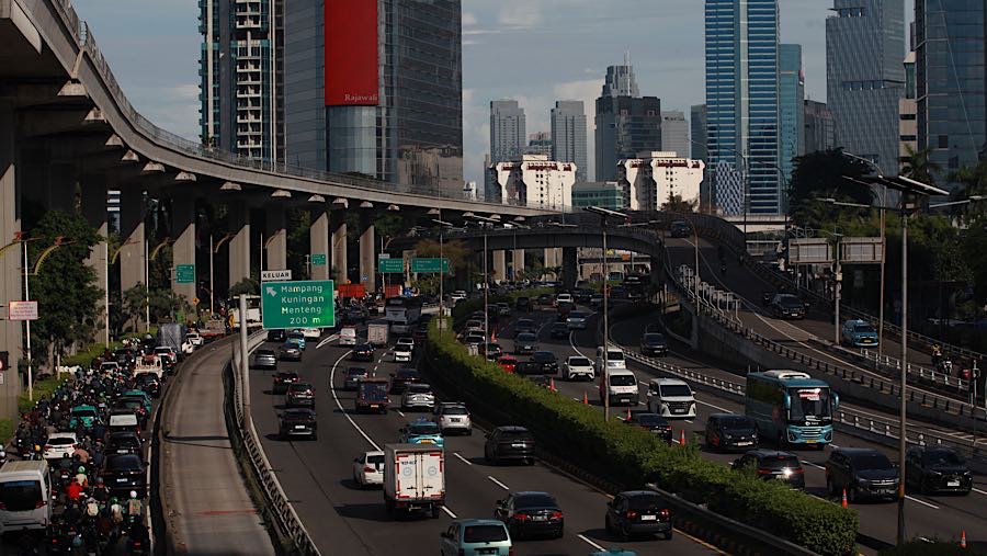 Suasana lalu lintas kendaraan di jalan Gatot Subroto, Jakarta, Jumat (10/4/2026). (Bloomberg Technoz/Andrean Kristianto)