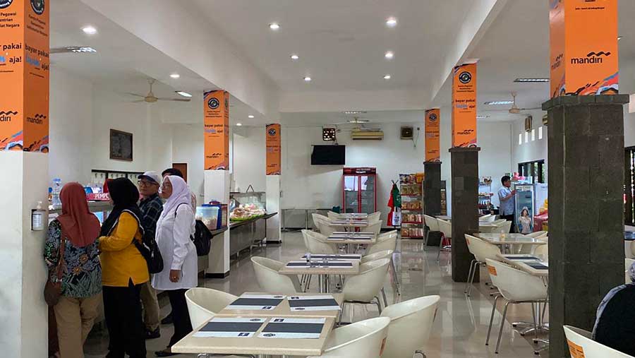 Kantin Kompleks Kemensetneg nampak sepi di hari pertama WFH ASN. (Bloomberg Technoz/Dovana Hasiana)