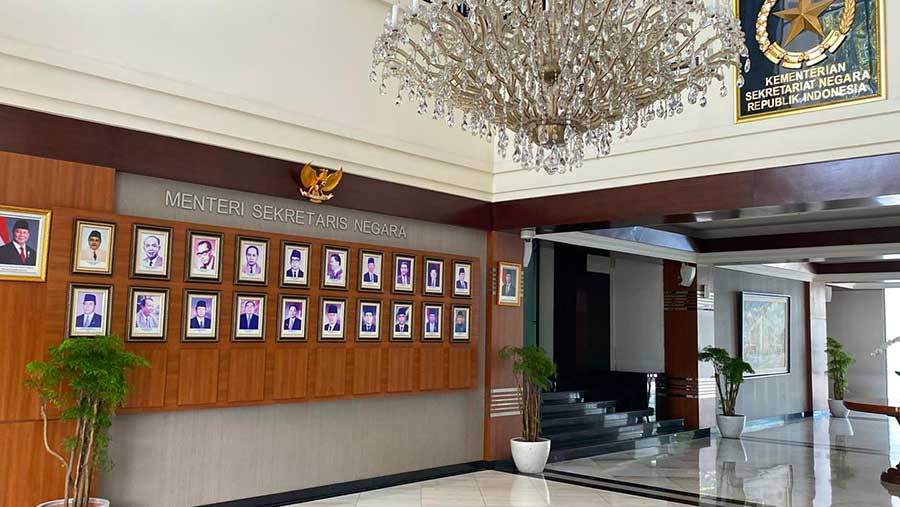 Kantin Kompleks Kemensetneg nampak sepi di hari pertama WFH ASN. (Bloomberg Technoz/Dovana Hasiana)