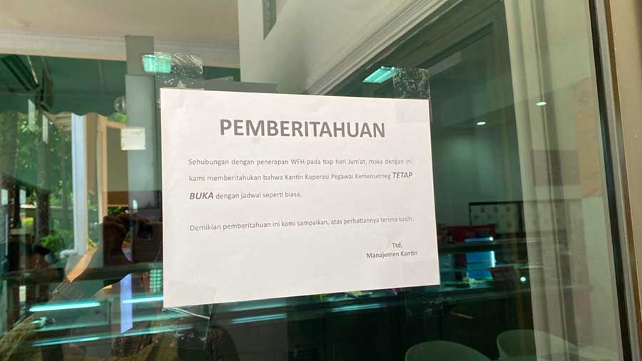 Kantin Kompleks Kemensetneg nampak sepi di hari pertama WFH ASN. (Bloomberg Technoz/Dovana Hasiana)