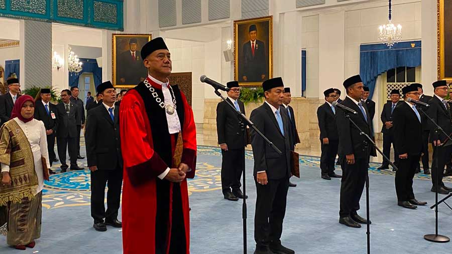 Prabowo menyaksikan pengucapan sumpah Hakim MK Liliek Prisbawono Adi dan melantik 9 komisioner Ombudsman 2026-2030. (Bloomberg Technoz/Dovana Hasiana)