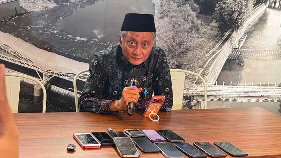 Menteri PU Dody Hanggodo saat Taklimat Media di kantornya, Jumat (10/4/2026). (Bloomberg Technoz/Sultan Ibnu)