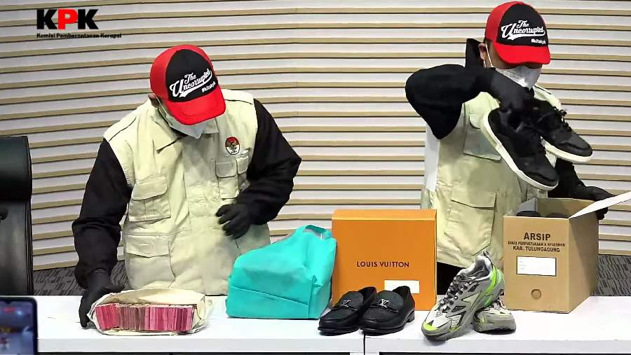 KPK dalam keterangan pasca OTT Bupati Tulungagung, terduga kasus korupsi. (dok: KPK)