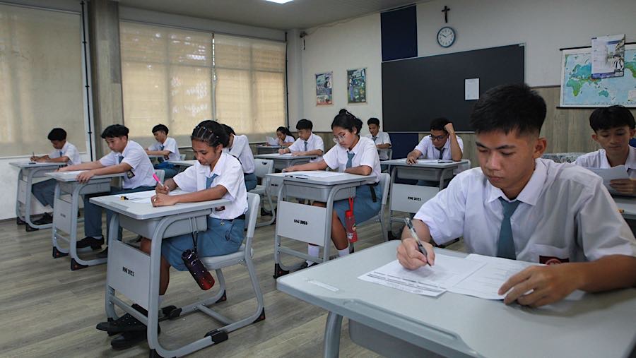 Sejumlah siswa mengikuti Asesmen Sumatif Sekolah (ASS) di SMK Sint Joseph, Jakarta, Senin (13/4/2026) (Bloomberg Technoz/Andrean Kristianto)