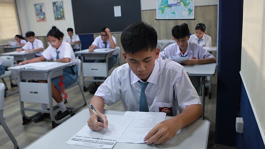 Sejumlah siswa mengikuti mengikuti Asesmen Sumatif Sekolah (ASS) di SMK Sint Joseph, Jakarta, Senin (13/4/2026) (Bloomberg Technoz/Andrean Kristianto)