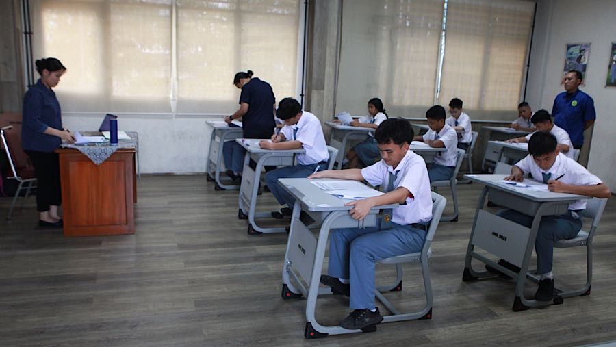 Sejumlah siswa mengikuti mengikuti Asesmen Sumatif Sekolah (ASS) di SMK Sint Joseph, Jakarta, Senin (13/4/2026) (Bloomberg Technoz/Andrean Kristianto)