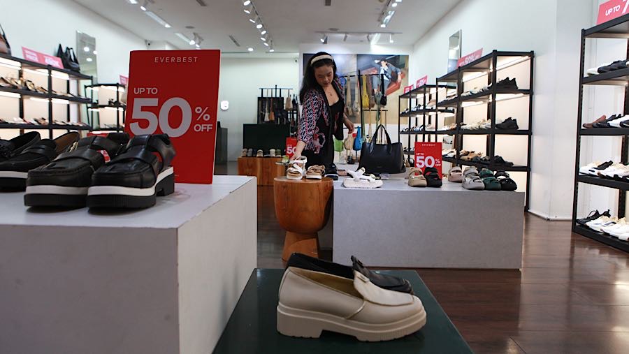 Pengunjung melihat sepatu di Mal Kuningan City, Jakarta, Senin (13/4/2026). (Bloomberg Technoz/Andrean Kristianto)