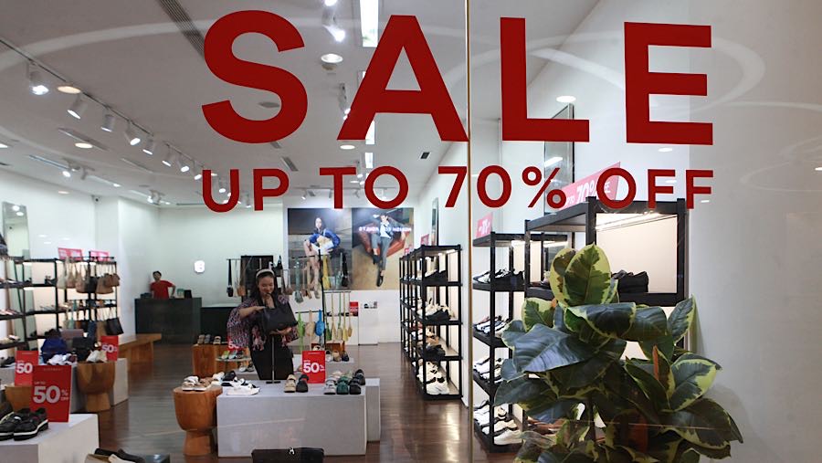 Pengunjung melihat tas di Mal Kuningan City, Jakarta, Senin (13/4/2026). (Bloomberg Technoz/Andrean Kristianto)