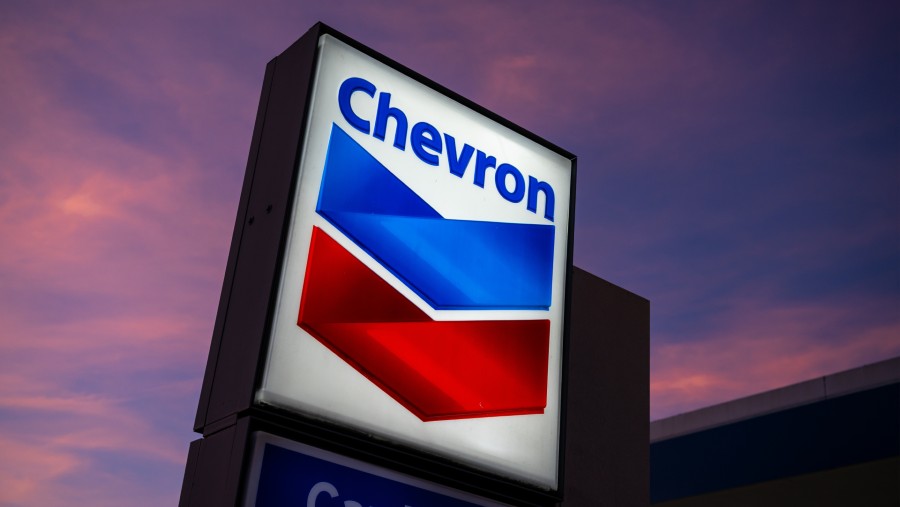 Papan petunjuk di SPBU Chevron di Palo Alto, California, AS./Bloomberg-David Paul Morris