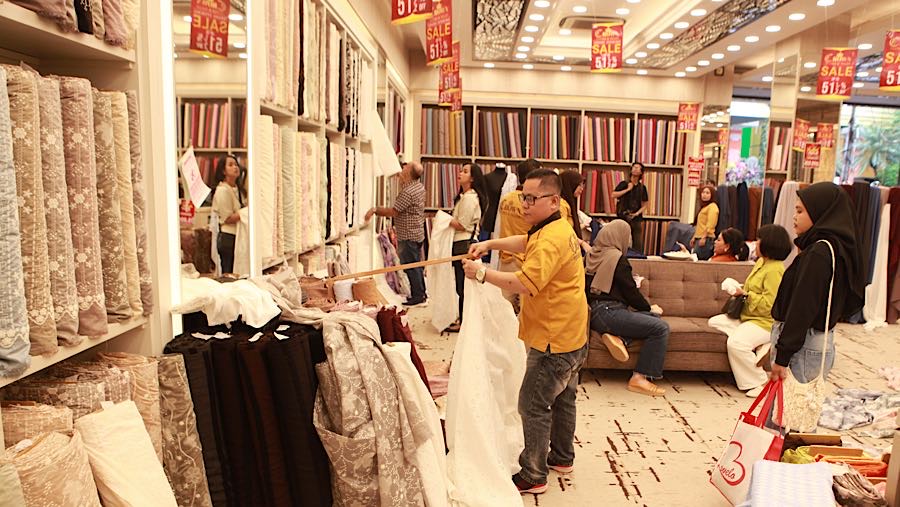 Mahesh (52), karyawan toko tekstil “Crown”, menyatakan bahwa kenaikan harga kain terjadi dalam beberapa minggu terakhir dengan variasi peningkatan.