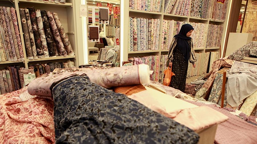 Mahesh mengatakan kenaikan harga kain tekstil bervariasi dari Rp1.000 hingga Rp7.000/yard