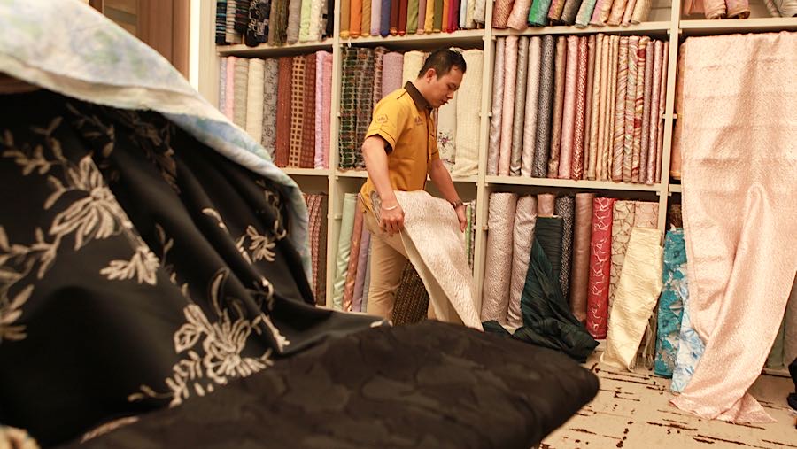 Kondisi serupa dialami oleh pelaku usaha penjualan kain tekstil di Pasar Mayestik, Jakarta Selatan.  (Bloomberg Technoz/Andrean Kristianto)