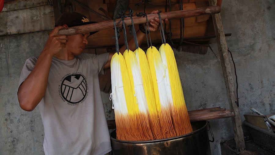 Dampak berantai dari kenaikan bahan baku diperkirakan berlangsung bertahap hingga tiga pekan ke depan. (Bloomberg Technoz/Andrean Kristianto)