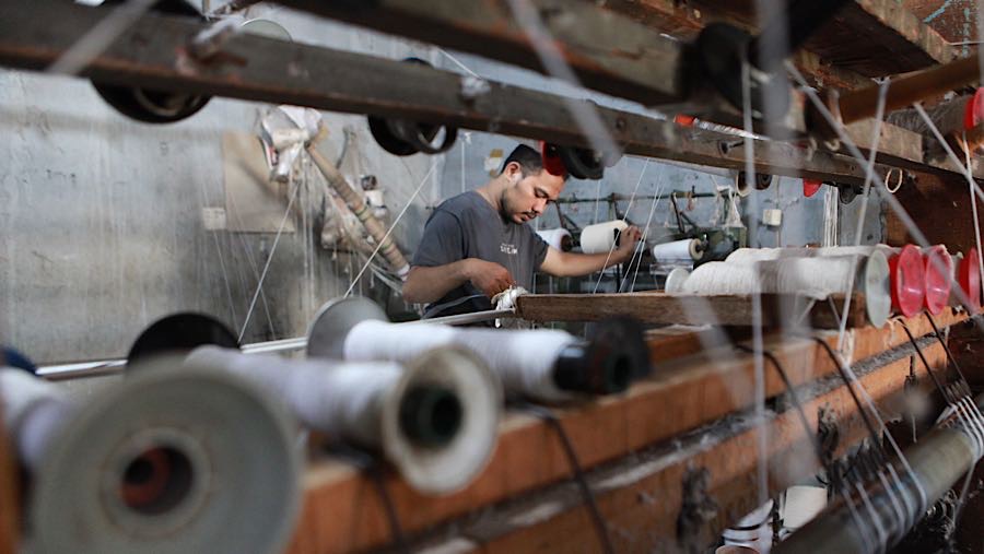 Pelaku pemintalan benang di Kebayoran Lama mengatakan saat ini ia terpaksan menaikkan harga jualnya sebesar Rp2.000. (Bloomberg Technoz/Andrean K)