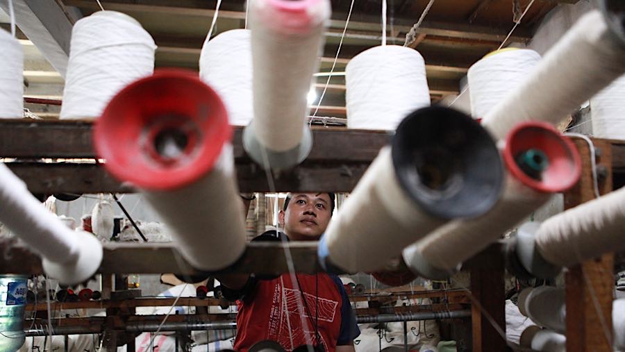 Industri tekstil menyampaikan kecemasan terkait keberlangsungan usaha di tengah konflik di Timur Tengah. (Bloomberg Technoz/Andrean Kristianto)