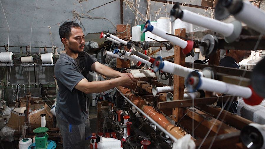 Tekanan muncul akibat kenaikan harga bahan baku yang dipicu oleh lonjakan harga minyak dunia. (Bloomberg Technoz/Andrean Kristianto)