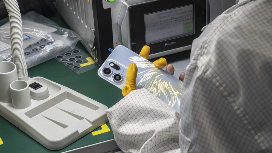 Proses produksi smartphone OPPO di Dongguan, China. dok: Qilai Shen/Bloomberg