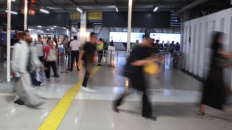 Akses menuju peron 6 hingga 8 ditutup menggunakan papan tripleks dan dipasang spanduk berisi permohonan maaf.