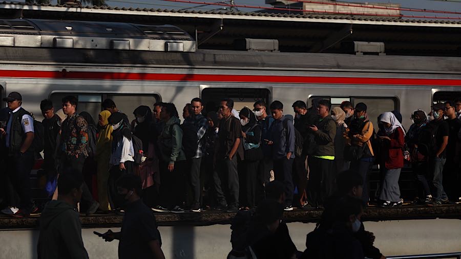 Selama masa penutupan, layanan naik-turun penumpang akan dialihkan ke jalur lain. (Bloomberg Technoz/Andrean Kristianto)