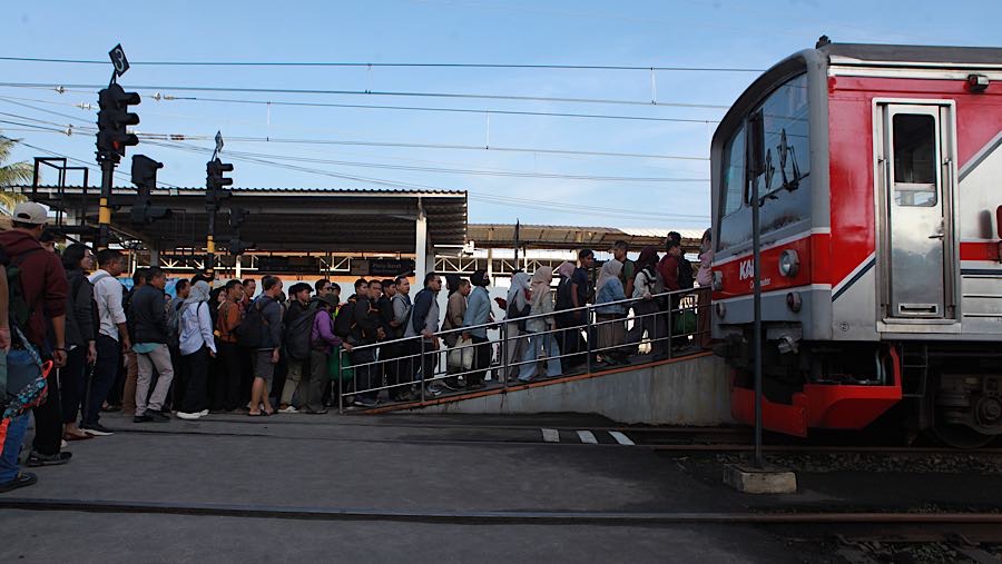 Selama masa pengerjaan terdapat penyesuaian pada 31 jadwal perjalanan Commuter Line Bogor. (Bloomberg Technoz/Andrean Kristianto)