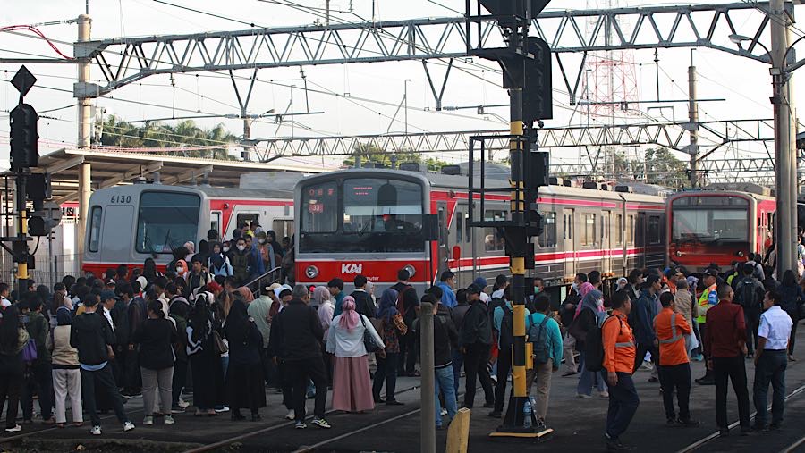Penumpang menuju peron keberangkatan KRL Commuter Line di Stasiun Bogor, Jawa Barat, Rabu (15/4/2026). (Bloomberg Technoz/Andrean Kristianto)