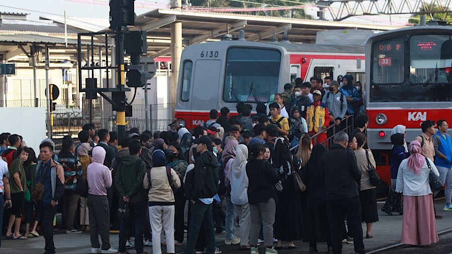 Kondisi menjadi padat saat kereta datang karena penumpang turun bersamaan dengan penumpang yang akan naik.