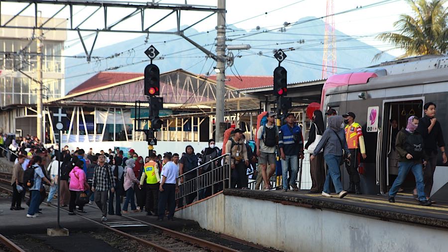 Penumpang antre menuju peron keberangkatan KRL Commuter Line di Stasiun Bogor, Jawa Barat, Rabu (15/4/2026). (Bloomberg Technoz/Andrean Kristianto)