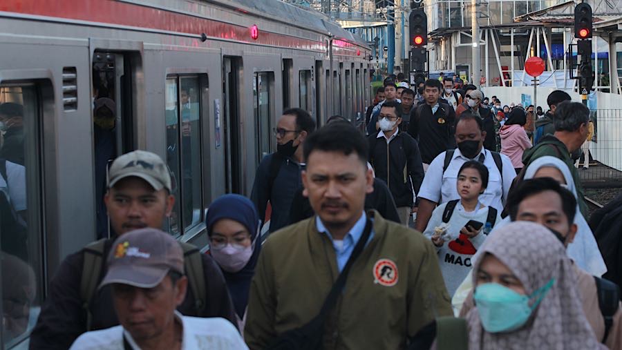 Penutupan berlangsung selama 90 hari untuk pekerjaan perpanjangan rel. (Bloomberg Technoz/Andrean Kristianto)